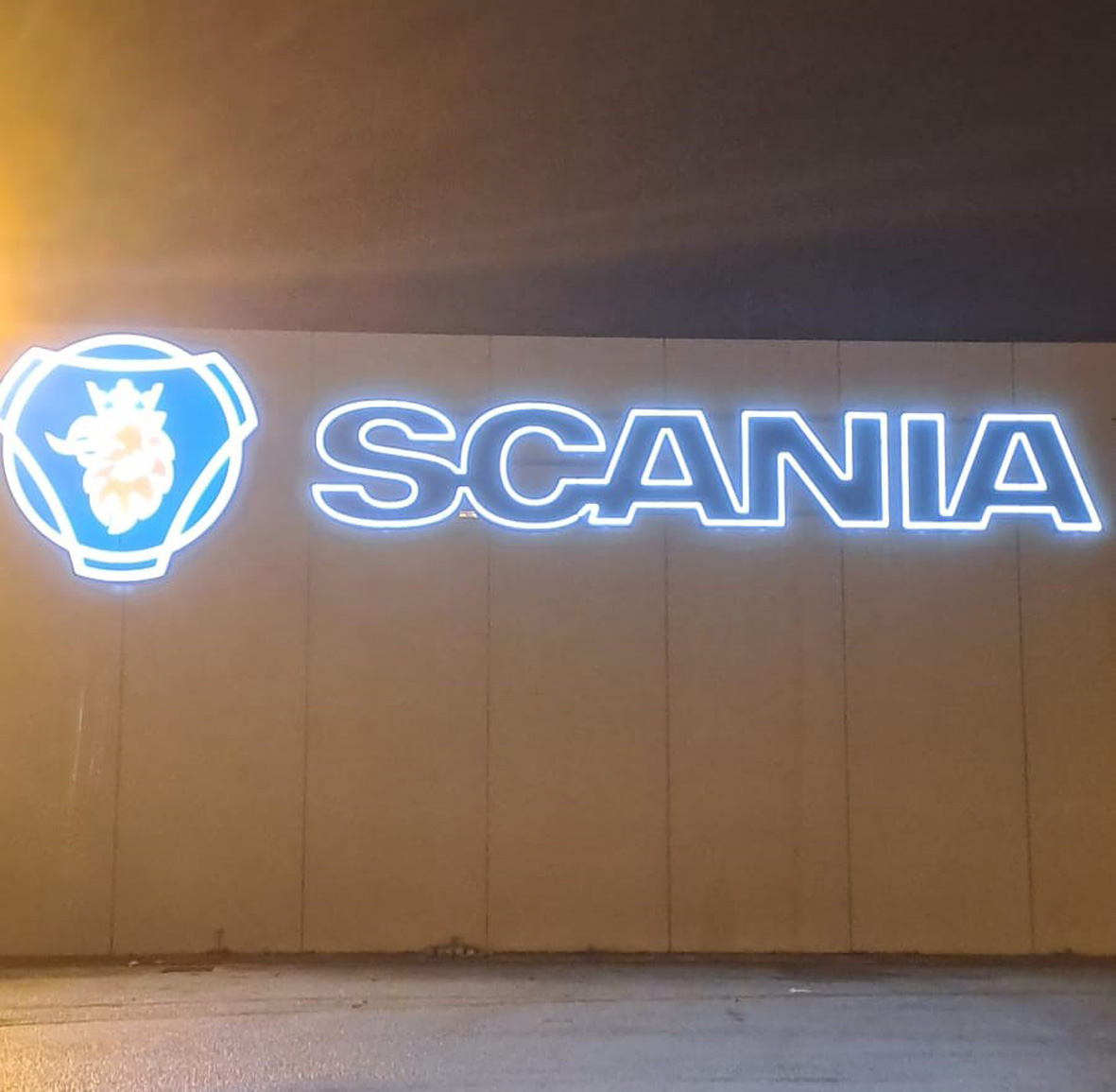 produzione insegna Rebarnding Scania Headquarter